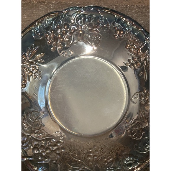 Vintage Pilgrim Silver Plate Plate‎ / Serving Dish Grapevines P665 Patina 10" - Picture 2 of 5